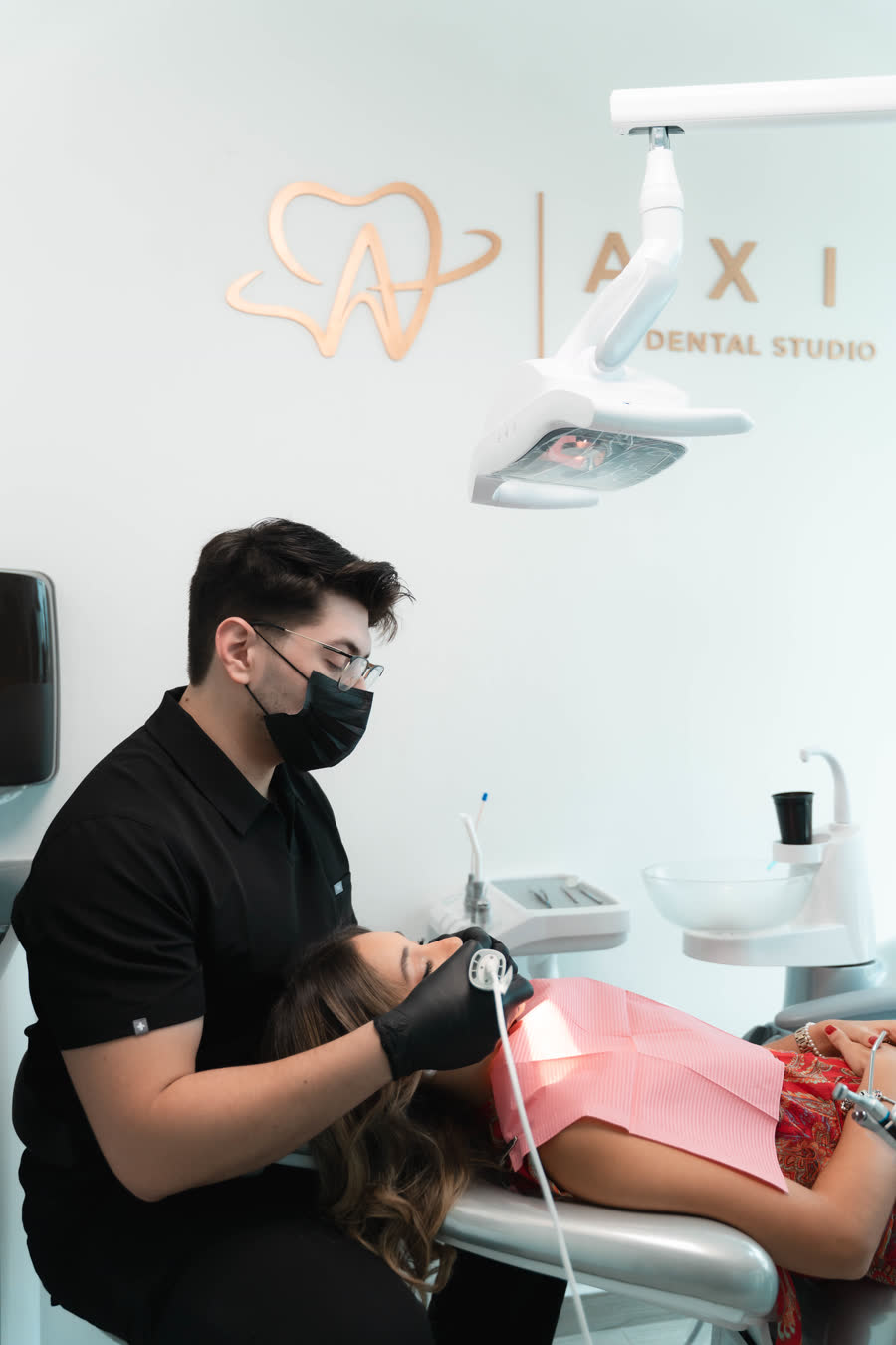 Doctor realizando un escaneo a una paciente