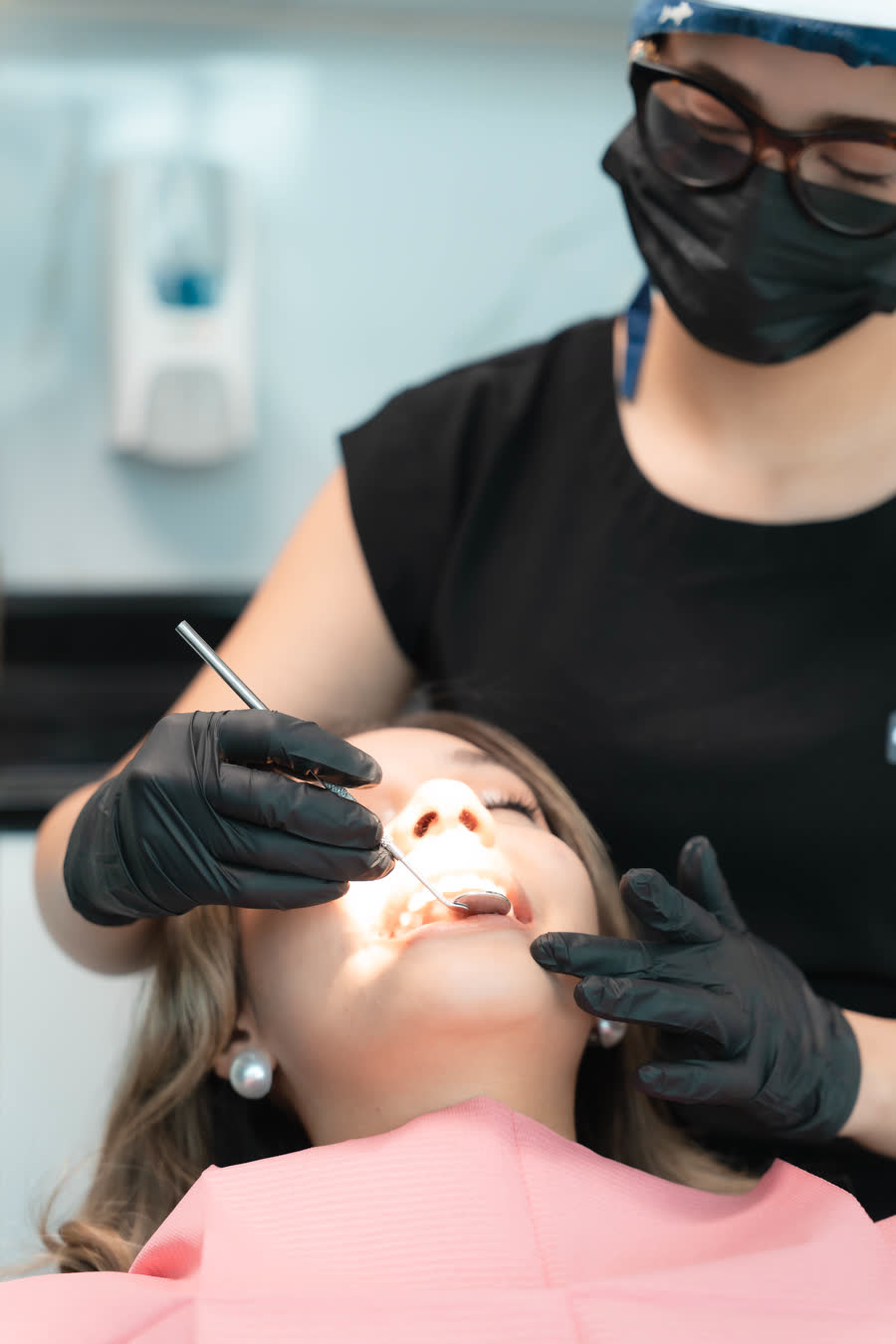 Doctora revisando a una paciente